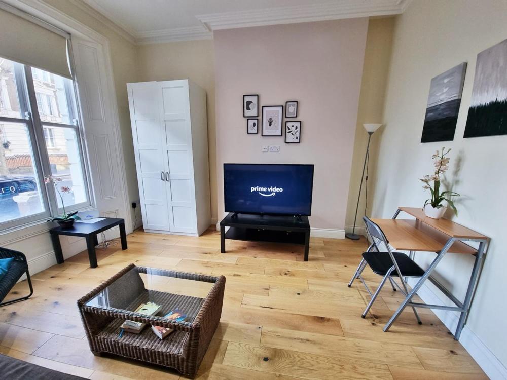 Apartament Oxford Gardens Londra